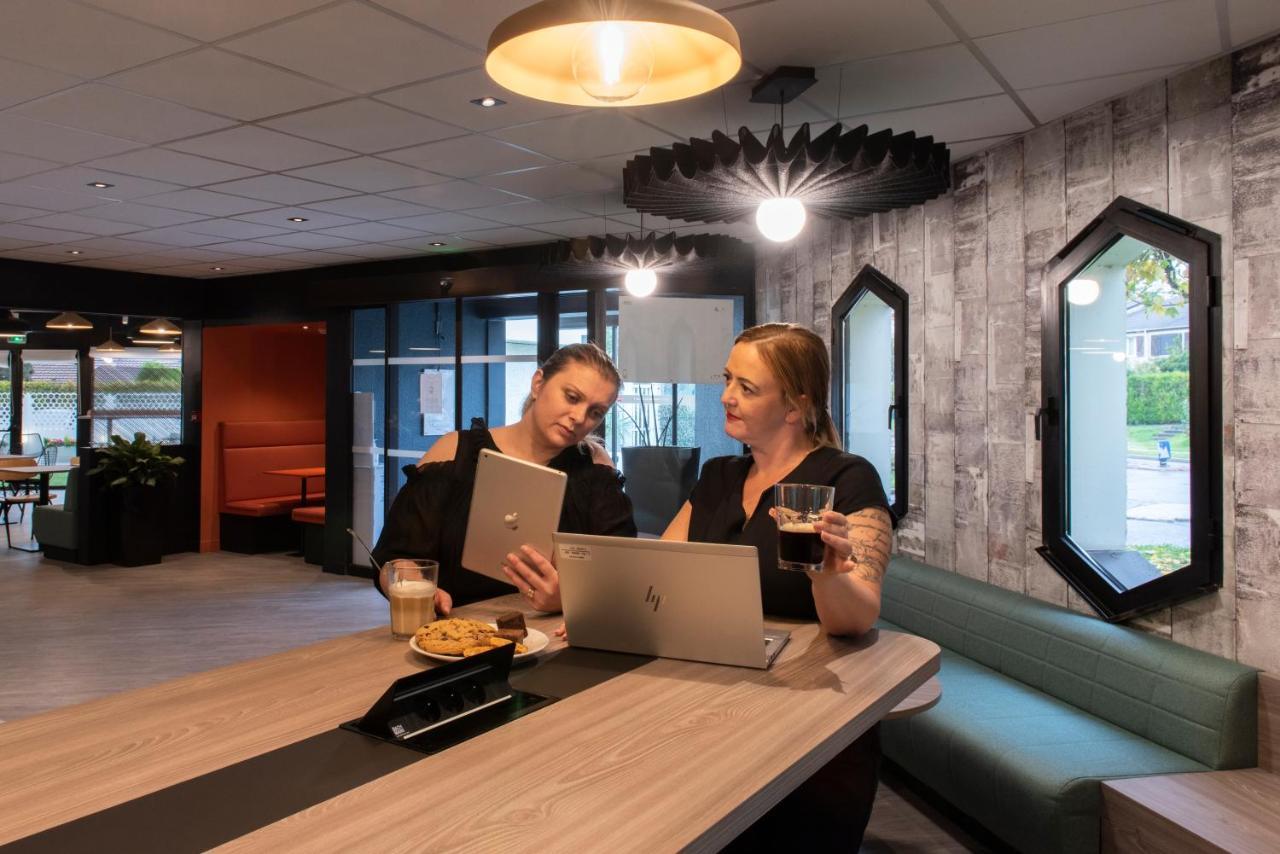 Отель Ibis Cergy Pontoise Le Port Экстерьер фото