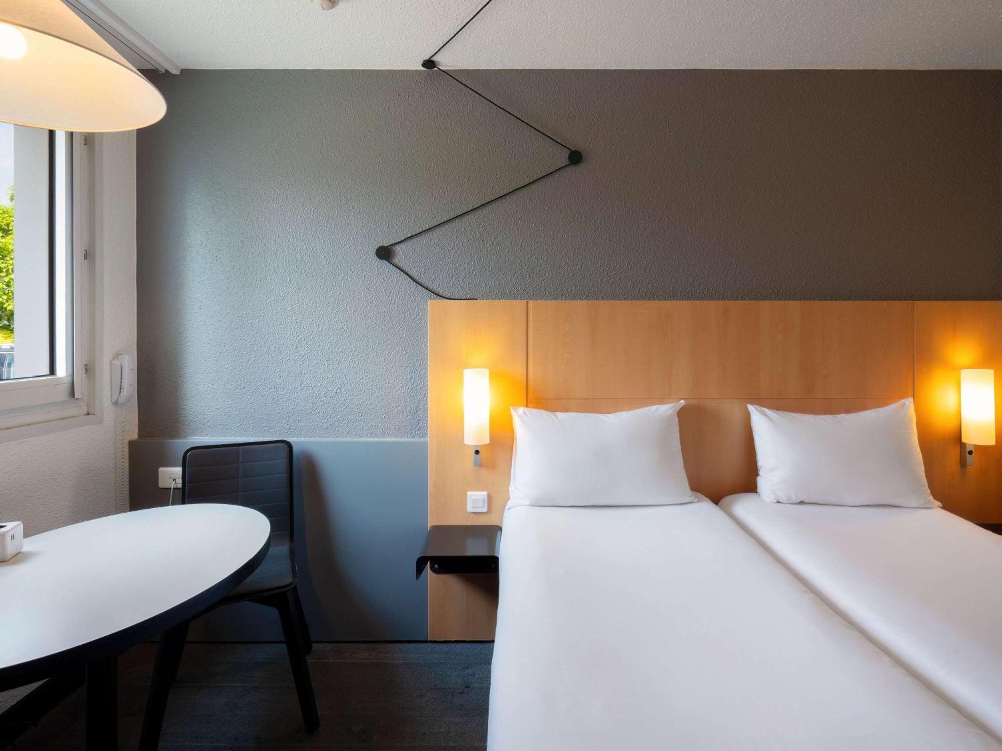 Отель Ibis Cergy Pontoise Le Port Экстерьер фото