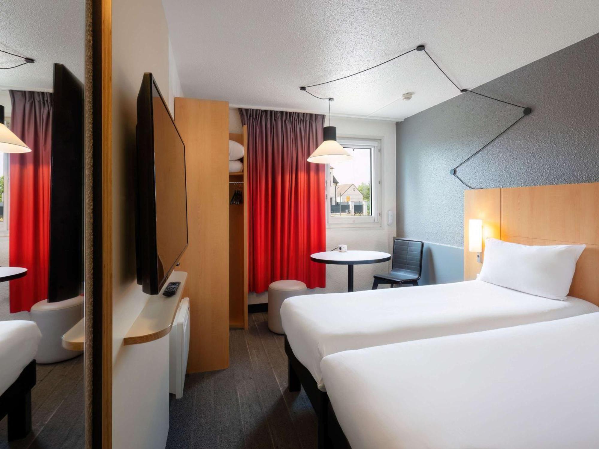 Отель Ibis Cergy Pontoise Le Port Экстерьер фото