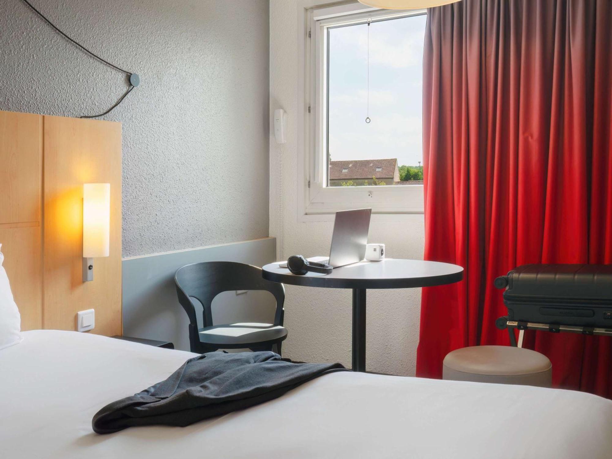Отель Ibis Cergy Pontoise Le Port Экстерьер фото