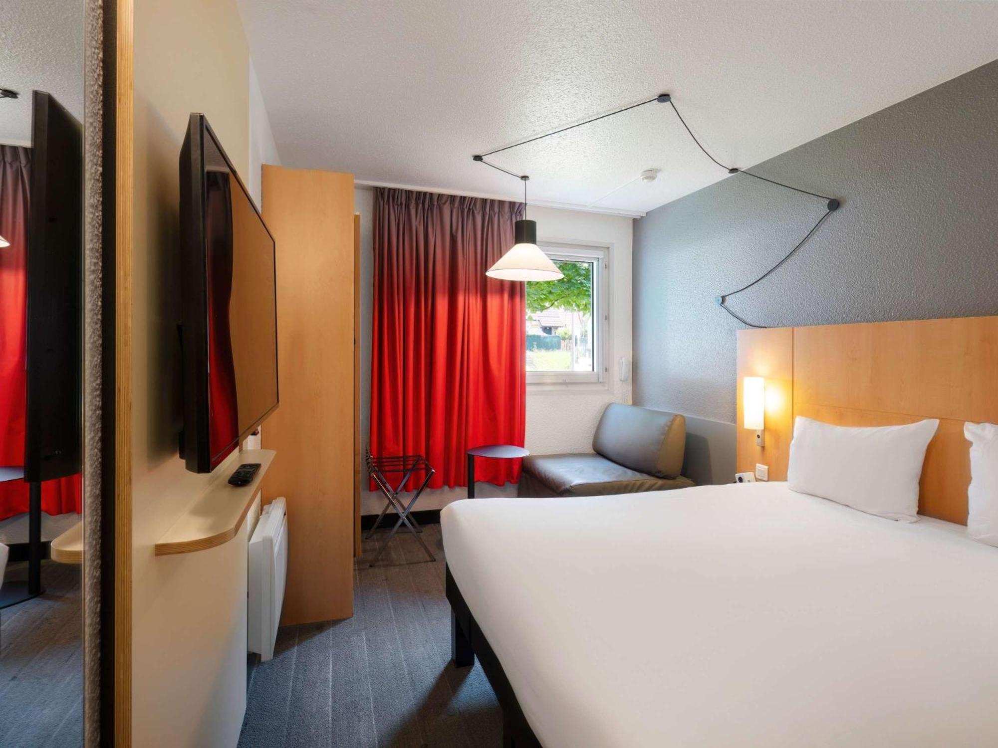 Отель Ibis Cergy Pontoise Le Port Экстерьер фото
