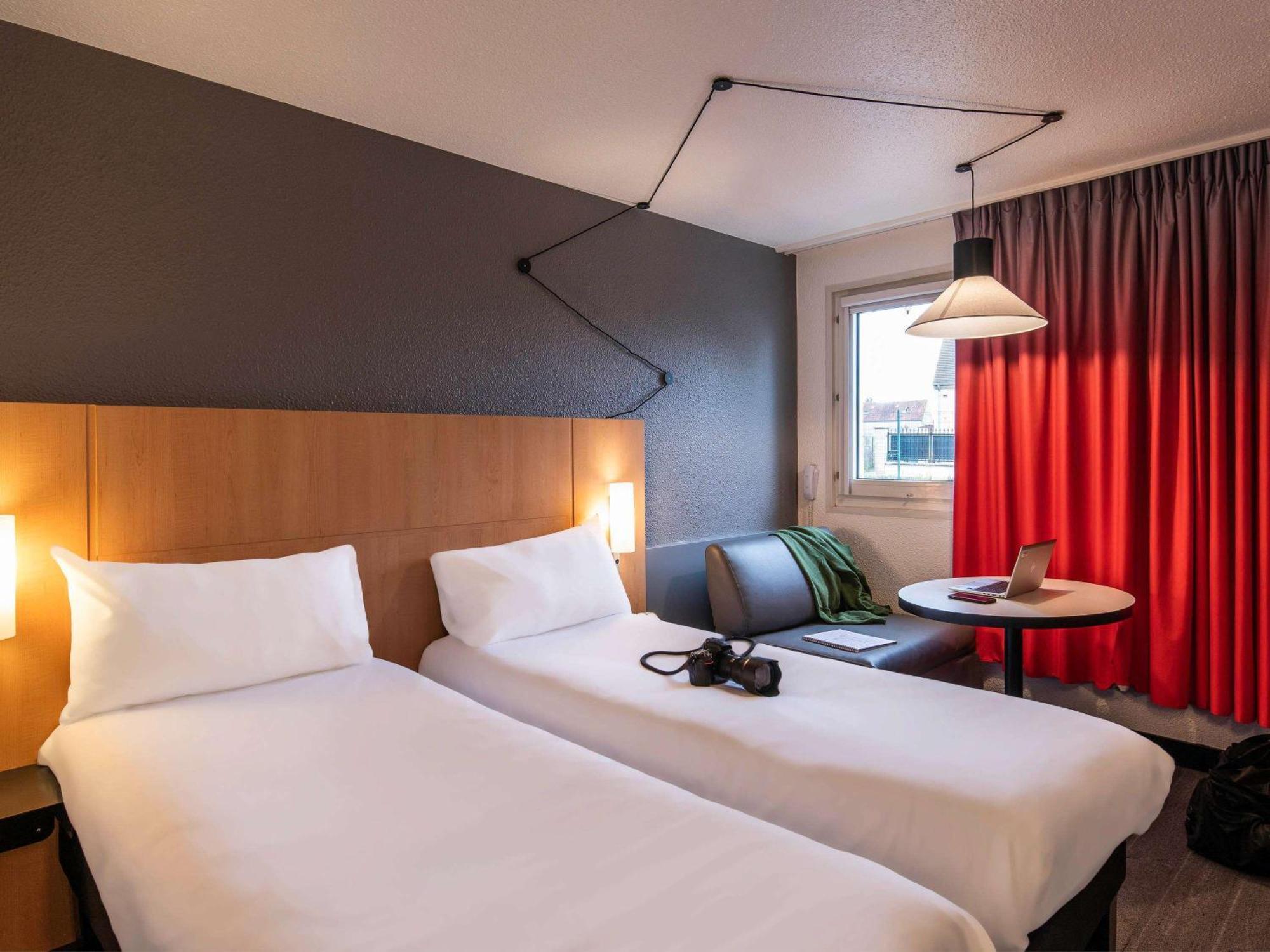 Отель Ibis Cergy Pontoise Le Port Экстерьер фото