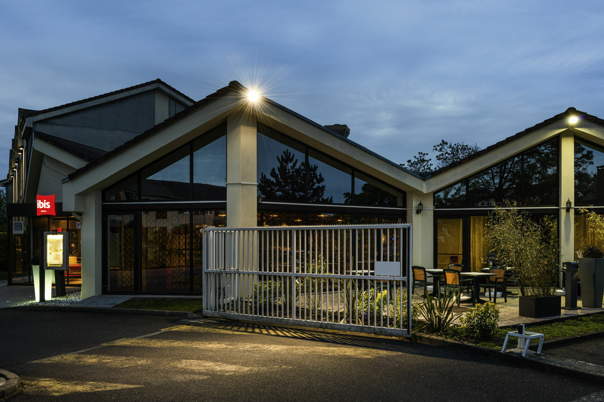 Отель Ibis Cergy Pontoise Le Port Экстерьер фото